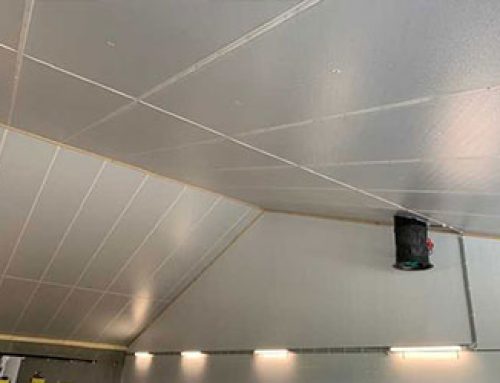 Brandvertragende Bouwplast Plus FR panelen voor fraaie en functionele vleesvarkensstal